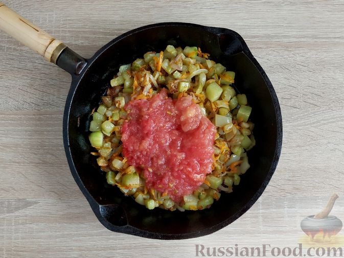 Фото приготовления рецепта: Овощное рагу с огурцами и сладким перцем - шаг №9