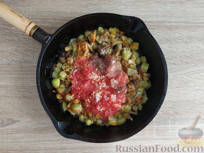 Фото приготовления рецепта: Овощное рагу с огурцами и сладким перцем - шаг №10