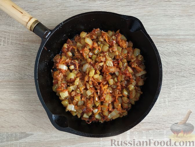 Фото приготовления рецепта: Овощное рагу с огурцами и сладким перцем - шаг №11