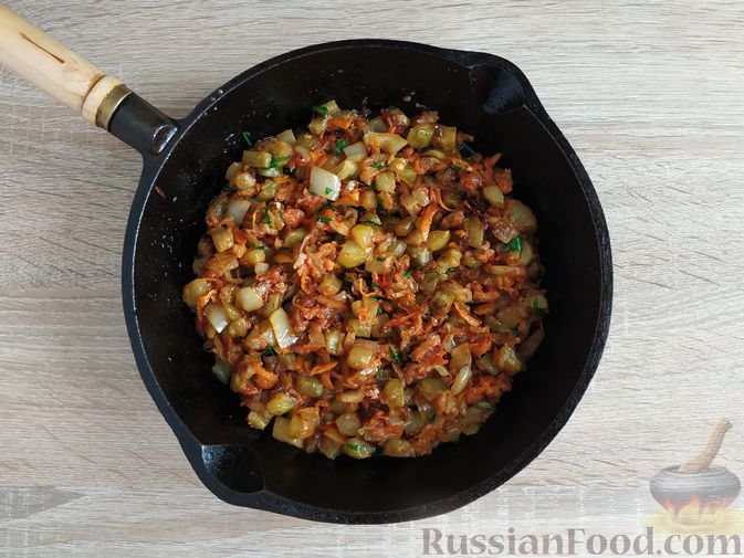 Фото приготовления рецепта: Овощное рагу с огурцами и сладким перцем - шаг №13