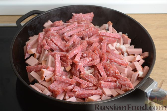 Фото приготовления рецепта: Солянка с колбасой и копчёной грудинкой - шаг №5