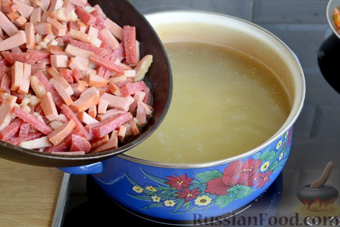 Фото приготовления рецепта: Солянка с колбасой и копчёной грудинкой - шаг №6