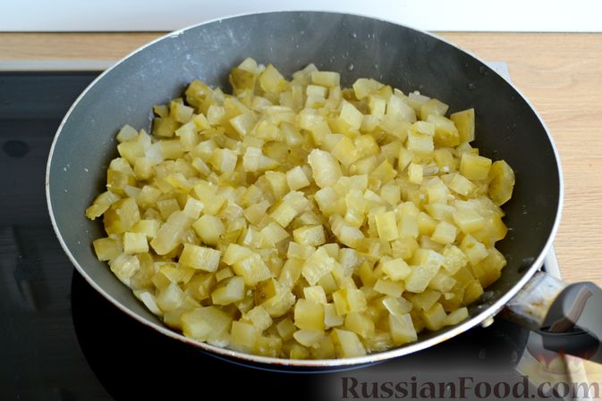 Фото приготовления рецепта: Солянка с колбасой и копчёной грудинкой - шаг №9
