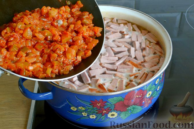 Фото приготовления рецепта: Солянка с колбасой и копчёной грудинкой - шаг №11