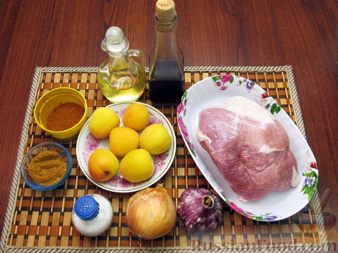Фото приготовления рецепта: Пряная свинина, тушенная с абрикосами - шаг №1