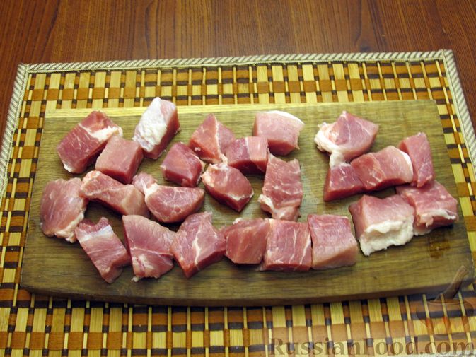 Фото приготовления рецепта: Пряная свинина, тушенная с абрикосами - шаг №2