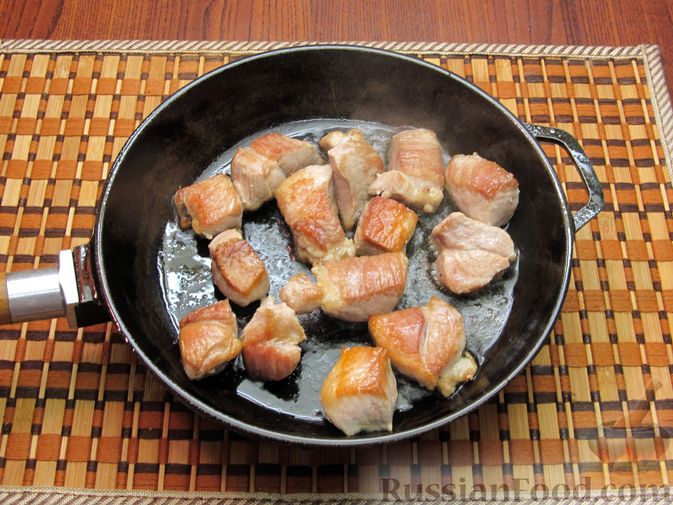 Фото приготовления рецепта: Пряная свинина, тушенная с абрикосами - шаг №3