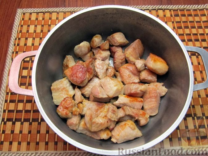 Фото приготовления рецепта: Пряная свинина, тушенная с абрикосами - шаг №5