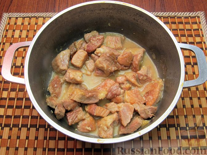 Фото приготовления рецепта: Пряная свинина, тушенная с абрикосами - шаг №9