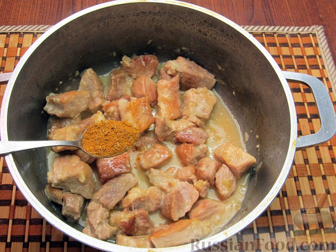 Фото приготовления рецепта: Пряная свинина, тушенная с абрикосами - шаг №13