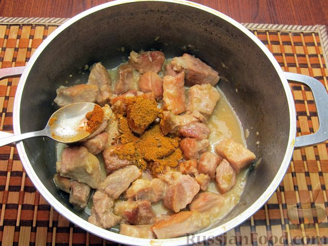 Фото приготовления рецепта: Пряная свинина, тушенная с абрикосами - шаг №14