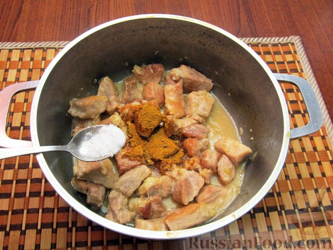 Фото приготовления рецепта: Пряная свинина, тушенная с абрикосами - шаг №15