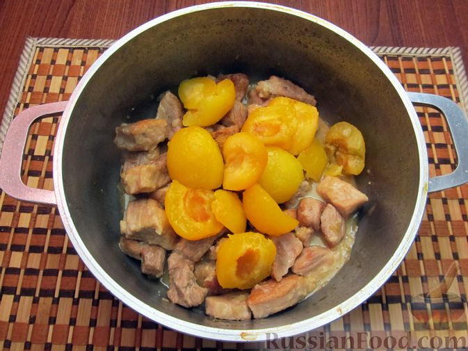 Фото приготовления рецепта: Пряная свинина, тушенная с абрикосами - шаг №16