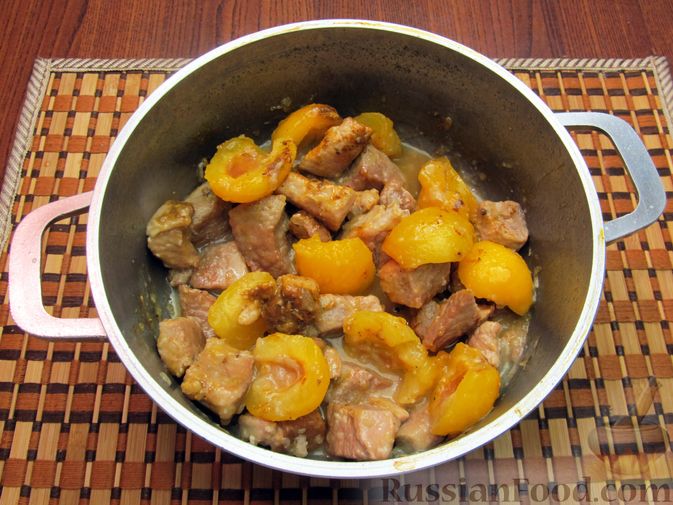 Фото приготовления рецепта: Пряная свинина, тушенная с абрикосами - шаг №17