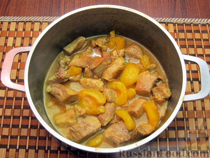 Фото приготовления рецепта: Пряная свинина, тушенная с абрикосами - шаг №19