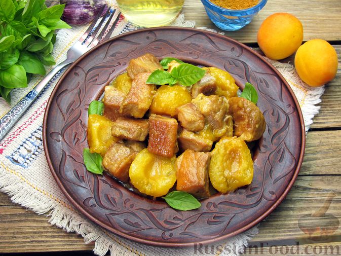 Фото приготовления рецепта: Пряная свинина, тушенная с абрикосами - шаг №20