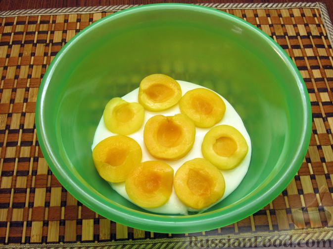 Фото приготовления рецепта: Сметанный торт-желе с абрикосами - шаг №12