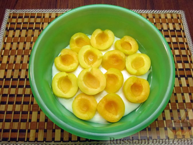 Фото приготовления рецепта: Сметанный торт-желе с абрикосами - шаг №15