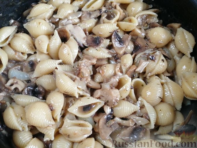 Фото приготовления рецепта: Макароны с грибным соусом - шаг №13