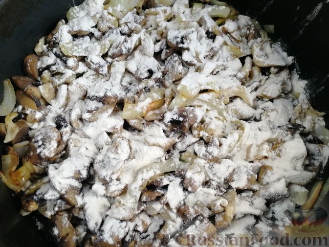 Фото приготовления рецепта: Макароны с грибным соусом - шаг №9