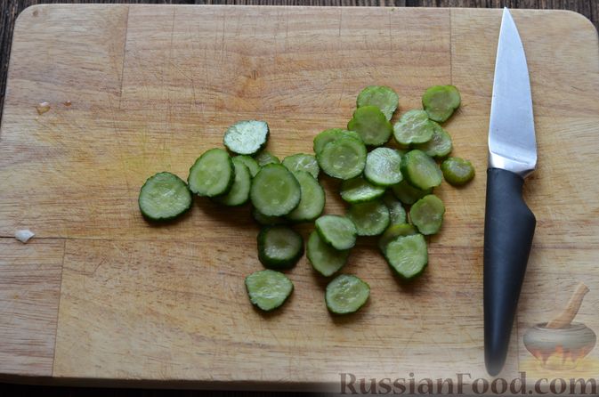 Фото приготовления рецепта: Яичница с малосольными огурцами и зелёным луком - шаг №3