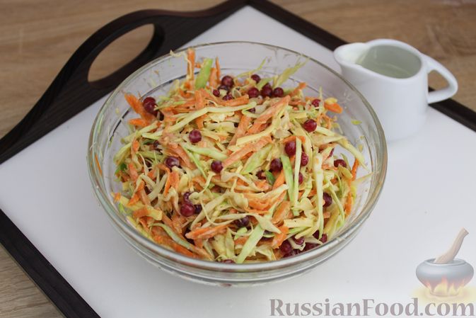 Фото приготовления рецепта: Капустный салат с морковью, красной смородиной и сыром - шаг №9