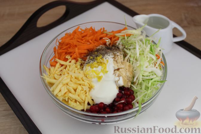 Фото приготовления рецепта: Капустный салат с морковью, красной смородиной и сыром - шаг №8