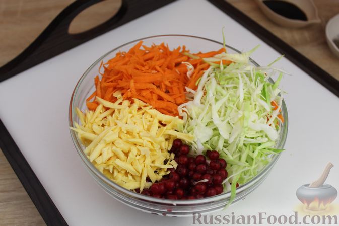 Фото приготовления рецепта: Капустный салат с морковью, красной смородиной и сыром - шаг №6
