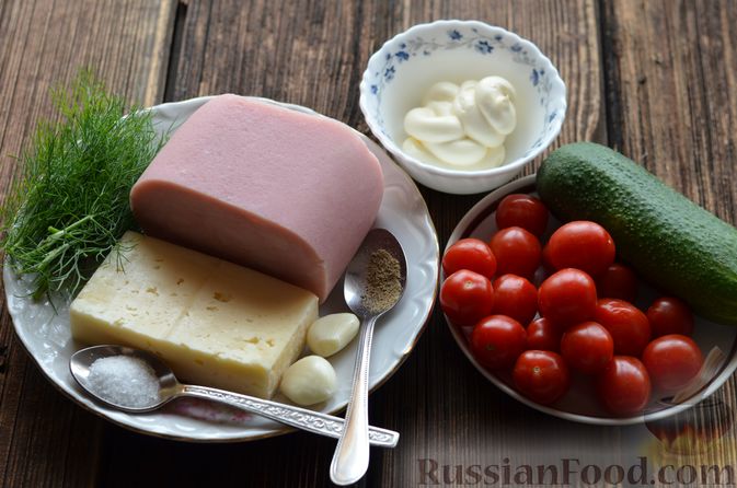 Фото приготовления рецепта: Салат с ветчиной, помидорами, сыром и огурцом - шаг №1