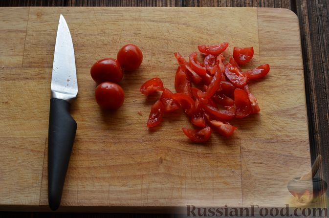 Фото приготовления рецепта: Салат с ветчиной, помидорами, сыром и огурцом - шаг №3