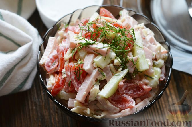 Фото приготовления рецепта: Салат с ветчиной, помидорами, сыром и огурцом - шаг №10