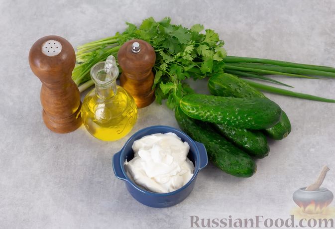 Фото приготовления рецепта: Огуречный салат со сметаной и зеленью - шаг №1