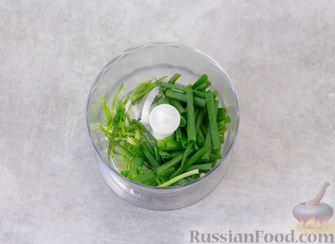 Фото приготовления рецепта: Огуречный салат со сметаной и зеленью - шаг №2