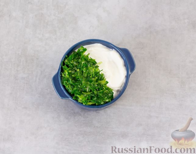 Фото приготовления рецепта: Огуречный салат со сметаной и зеленью - шаг №3