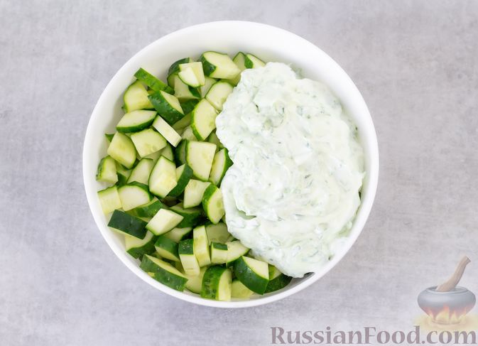Фото приготовления рецепта: Огуречный салат со сметаной и зеленью - шаг №5
