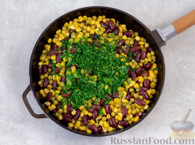 Фото приготовления рецепта: Гарнир из консервированной фасоли, кукурузы и зелёного горошка - шаг №5