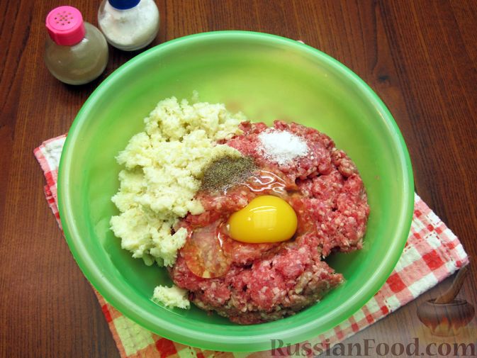 Фото приготовления рецепта: Мясные котлеты, запечённые с помидором, луком и моцареллой - шаг №3