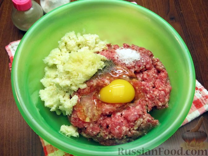 Фото приготовления рецепта: Мясные котлеты, запечённые с помидором, луком и моцареллой - шаг №4