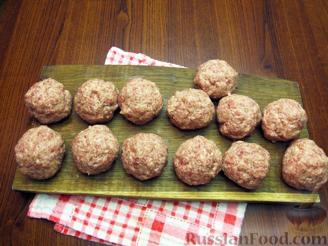 Фото приготовления рецепта: Мясные котлеты, запечённые с помидором, луком и моцареллой - шаг №7