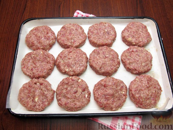 Фото приготовления рецепта: Мясные котлеты, запечённые с помидором, луком и моцареллой - шаг №8