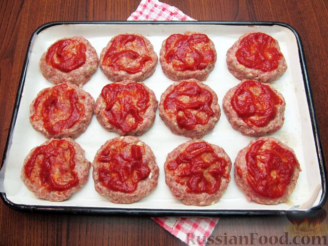 Фото приготовления рецепта: Мясные котлеты, запечённые с помидором, луком и моцареллой - шаг №9