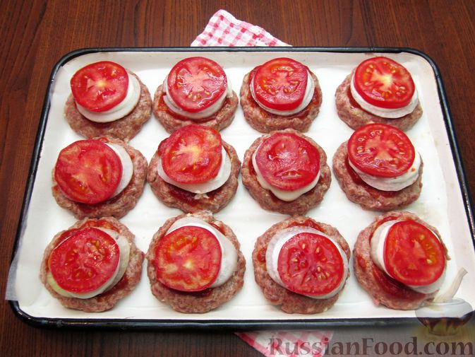 Фото приготовления рецепта: Мясные котлеты, запечённые с помидором, луком и моцареллой - шаг №12