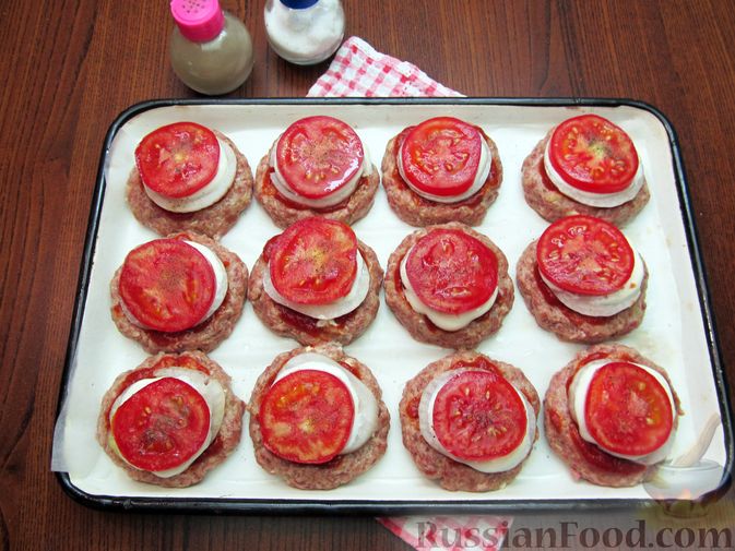 Фото приготовления рецепта: Мясные котлеты, запечённые с помидором, луком и моцареллой - шаг №13