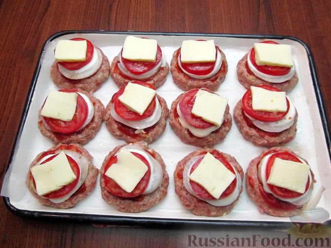 Фото приготовления рецепта: Мясные котлеты, запечённые с помидором, луком и моцареллой - шаг №14