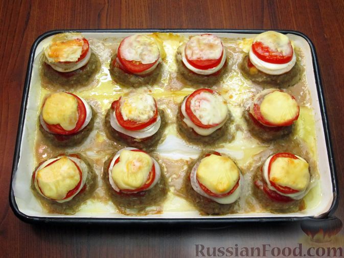 Фото приготовления рецепта: Мясные котлеты, запечённые с помидором, луком и моцареллой - шаг №15
