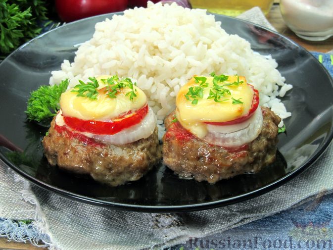 Фото приготовления рецепта: Мясные котлеты, запечённые с помидором, луком и моцареллой - шаг №16