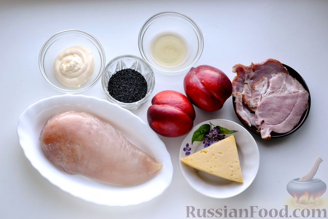 Фото приготовления рецепта: Салат с курицей, персиками, сыром и беконом - шаг №1