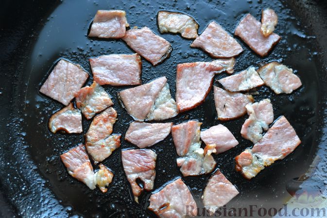 Фото приготовления рецепта: Салат с курицей, персиками, сыром и беконом - шаг №4