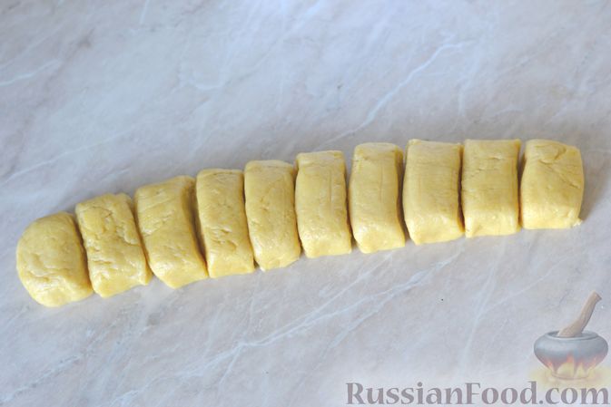 Фото приготовления рецепта: Пирожки с курицей и баклажанами, из песочного теста - шаг №15