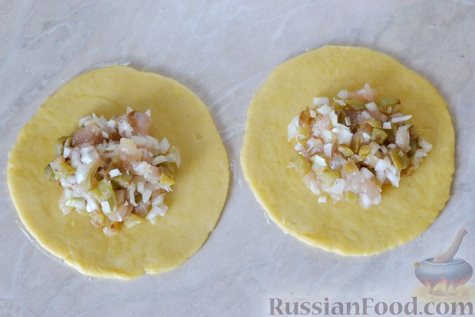 Фото приготовления рецепта: Пирожки с курицей и баклажанами, из песочного теста - шаг №18